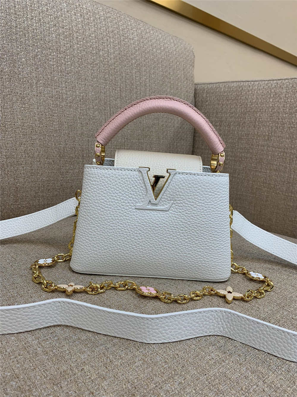 Louis Vuitton M20708 Capucines size:21 x 14 x 8 cm 2025 new 